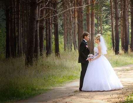 couple wedding photo shoot in the woods